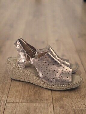 Clarks Artisan Metallic Rose Gold Laser Cut Espadrille Wedge Sandals 8.5 Wide